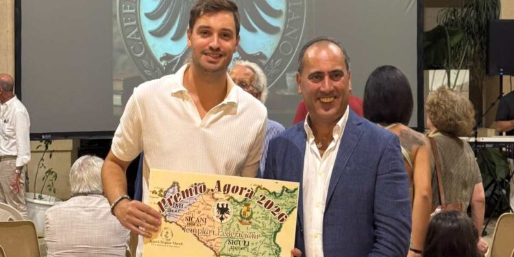 All’autore satirico Elia Gaudioso il “Premio Agorà 2026”