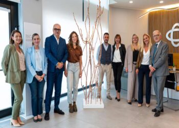 L’arte di Chiara Crepaldi in mostra alla Bcc di Parabiago: tre sculture raccontano il dialogo tra uomo, natura e materia