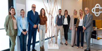 L’arte di Chiara Crepaldi in mostra alla Bcc di Parabiago: tre sculture raccontano il dialogo tra uomo, natura e materia
