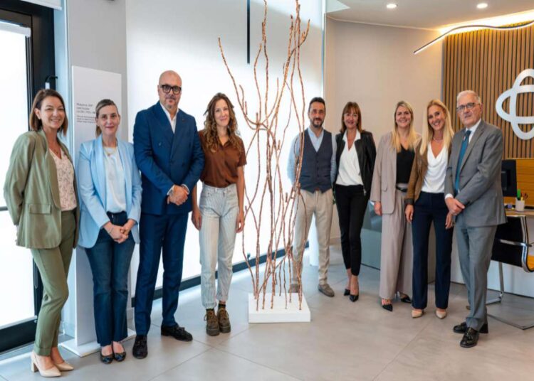L’arte di Chiara Crepaldi in mostra alla Bcc di Parabiago: tre sculture raccontano il dialogo tra uomo, natura e materia
