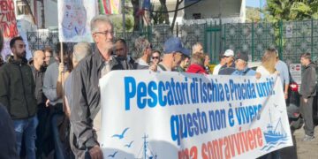 ISCHIA, PESCATORI E STUDENTI IN CORTEO: “BASTA AL CAROVITA, CI STATE TOGLIENDO FUTURO E DIGNITA’”