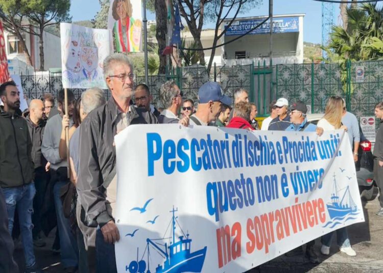 ISCHIA, PESCATORI E STUDENTI IN CORTEO: “BASTA AL CAROVITA, CI STATE TOGLIENDO FUTURO E DIGNITA’”