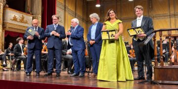 LE TERRE DEL BALSAMICO PREMIANO IL SOPRANO ANNA PIROZZI, IL DIRETTORE DAVIDE MASSIGLIA E FRANCO IORIO AL TEATRO PAVAROTTI-FRENI