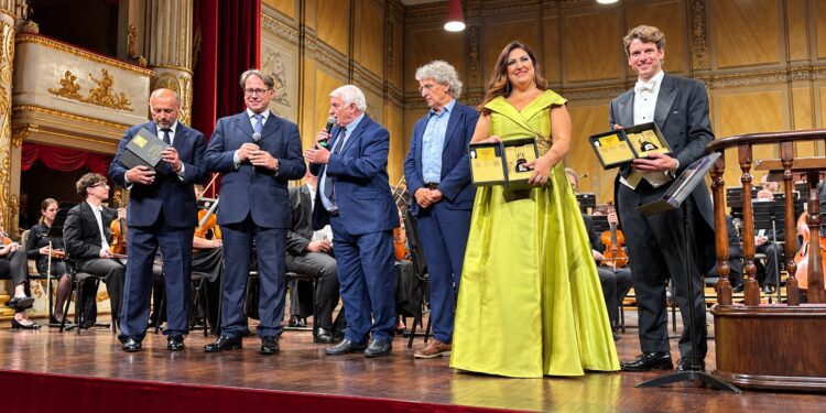 LE TERRE DEL BALSAMICO PREMIANO IL SOPRANO ANNA PIROZZI, IL DIRETTORE DAVIDE MASSIGLIA E FRANCO IORIO AL TEATRO PAVAROTTI-FRENI