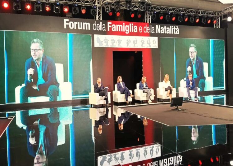Forum della Famiglia: Italia in ritardo in Europa sul welfare   Mastella “Modello superato”. Luigi Bobbio “Coperta corta”