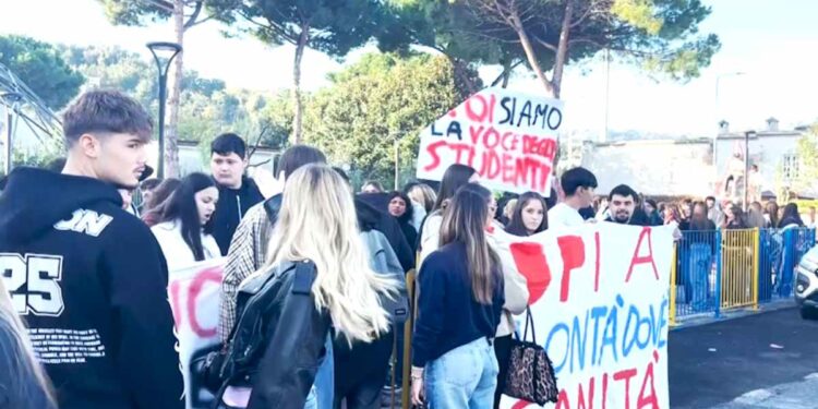SCUOLA, GIORNATA DI PROTESTE IN ITALIA: ANCHE AD ISCHIA MANIFESTAZIONE STUDENTESCA
