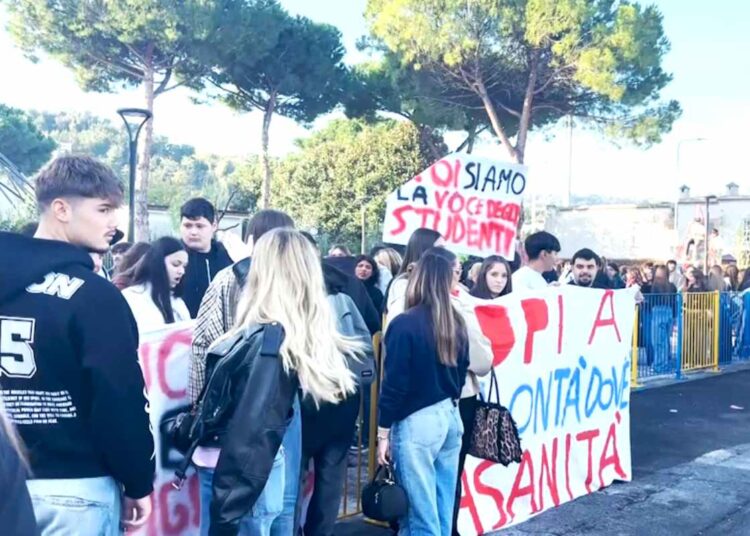 SCUOLA, GIORNATA DI PROTESTE IN ITALIA: ANCHE AD ISCHIA MANIFESTAZIONE STUDENTESCA