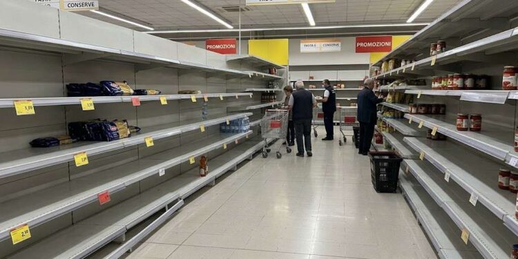 Sciopero dei trasportatori in Campania: l’Irpinia fa i conti con gli scaffali vuoti nei supermercati