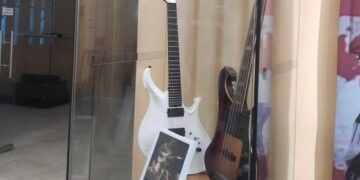 La chitarra di Davide Lo Surdo in mostra al Museo Nazionale della Musica di Cuba