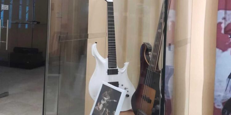 La chitarra di Davide Lo Surdo in mostra al Museo Nazionale della Musica di Cuba